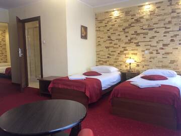 Фото номера Четырехместный номер с душем Отель Hotel Sekwana г. Ченстохова 9